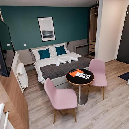 Apartments 4U: Kampus Upstairs Hradec Kralove Exterior photo